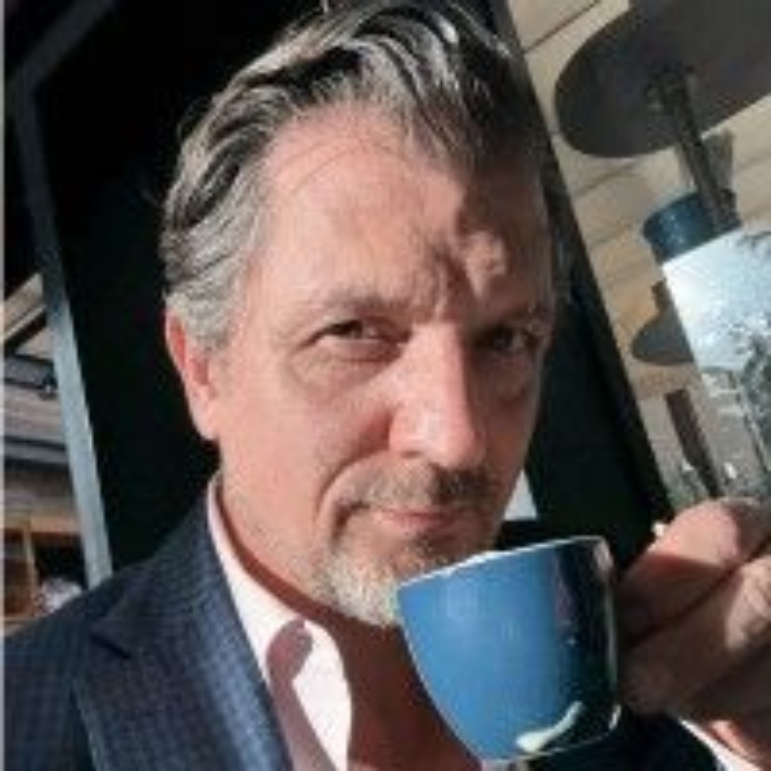 Gian Dimitri Schulthess con una taza de café